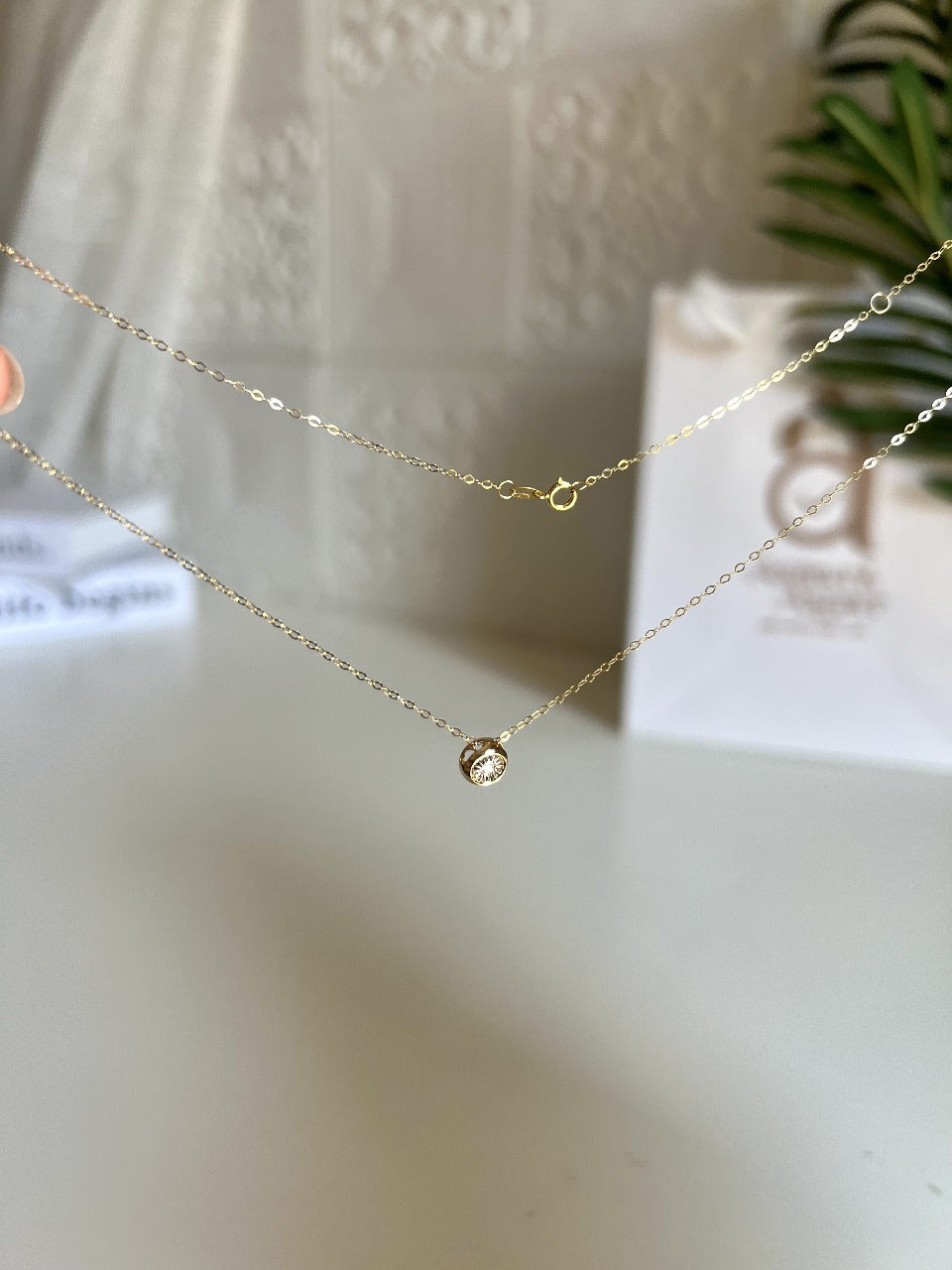 عقد من الالماس والذهب راقصة