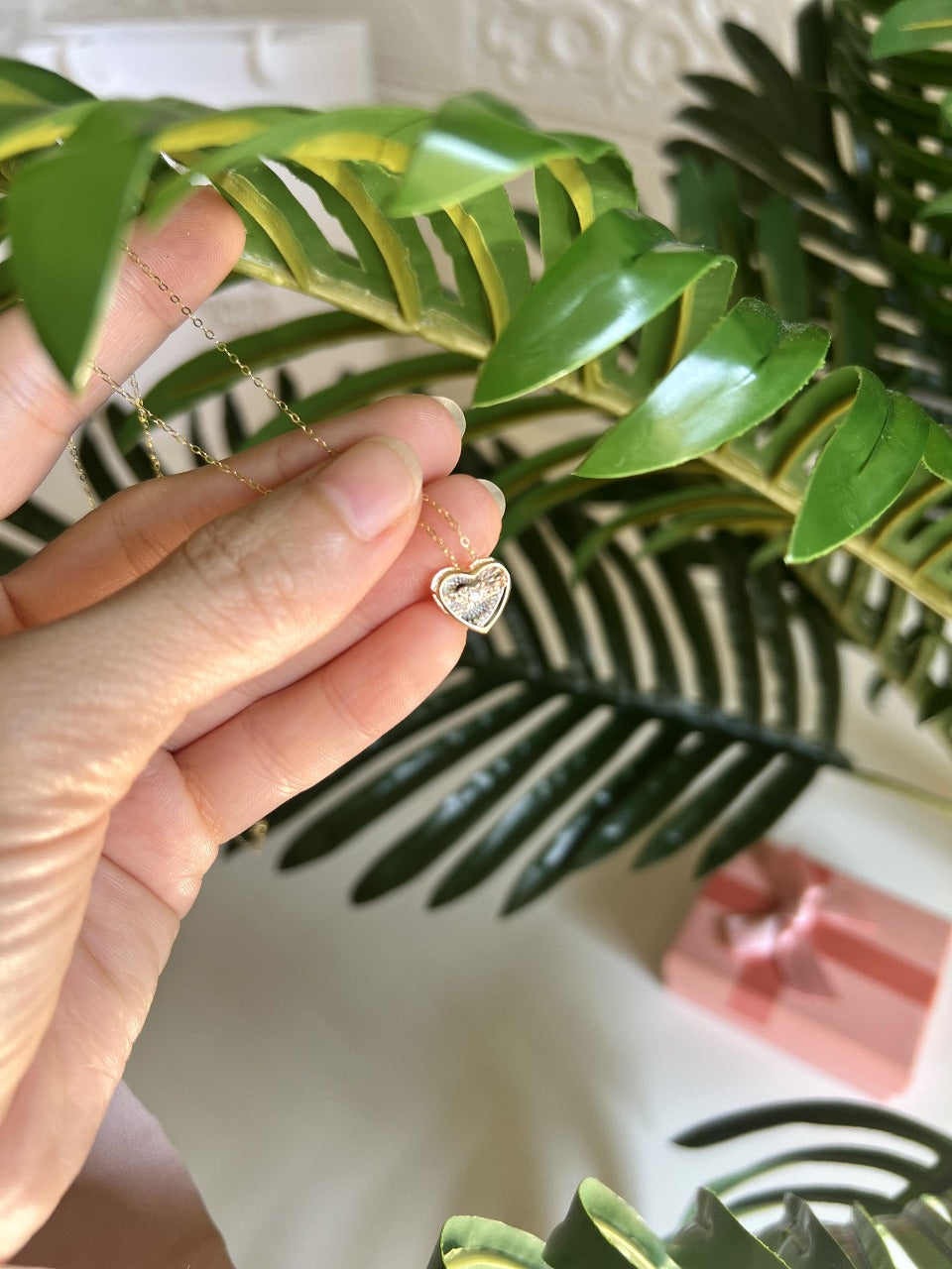 عقد من الالماس والذهب عيار 18 راقصة