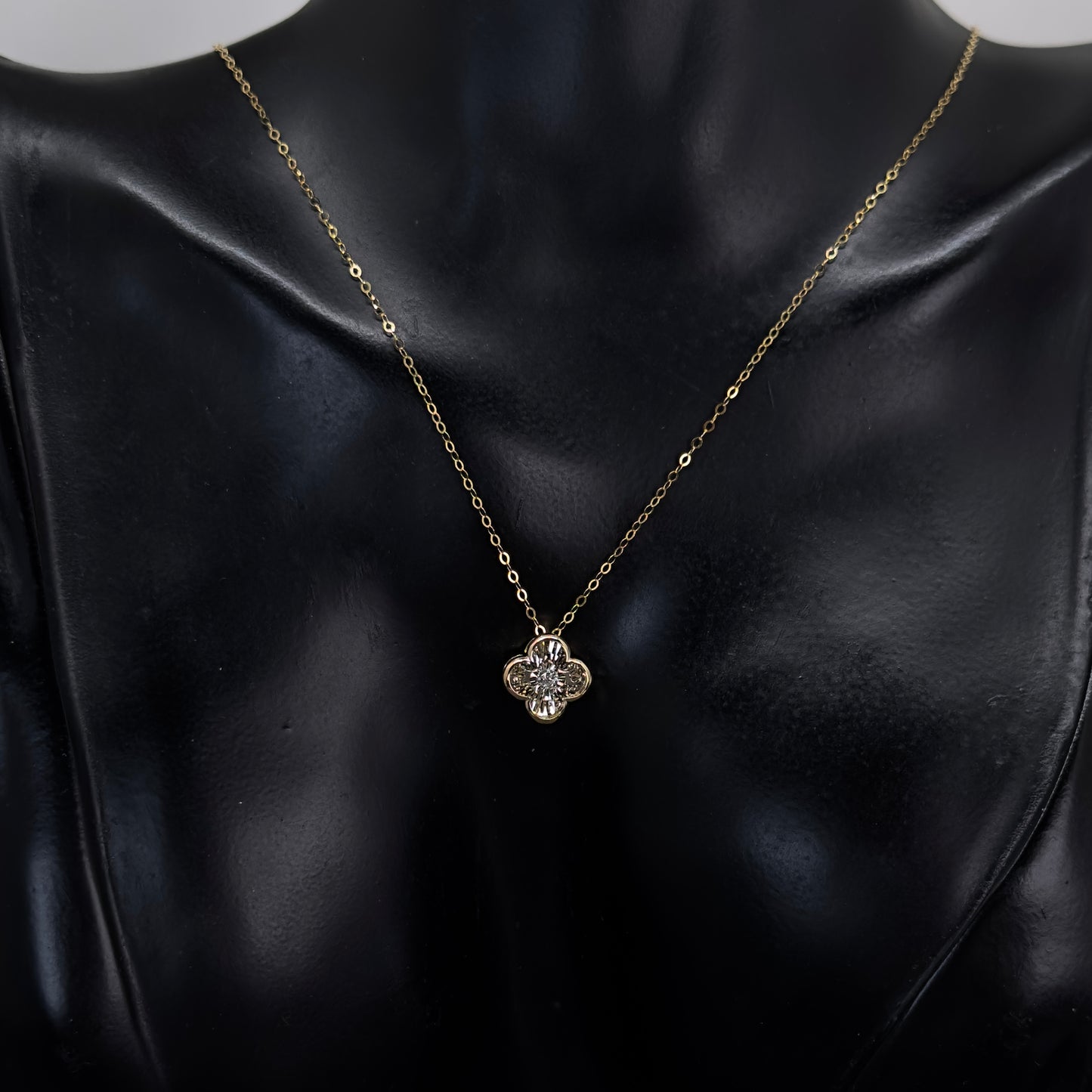 عقد الألماسة الراقصة