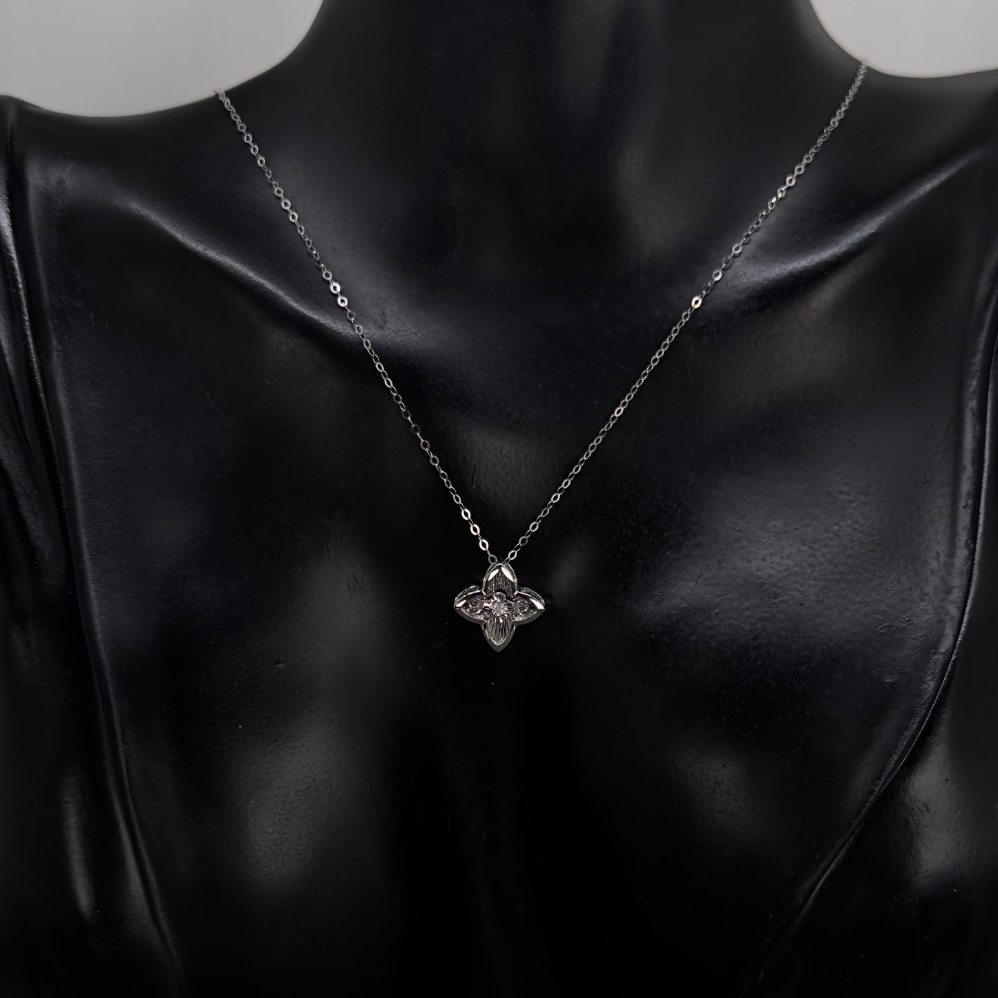 عقد الألماسة الراقصة من الذهب