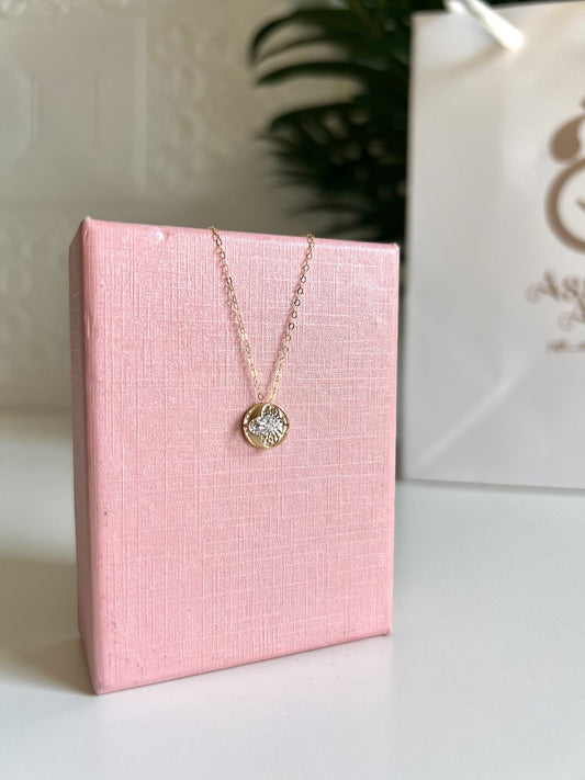 عقد من  الالماس والذهب راقصة