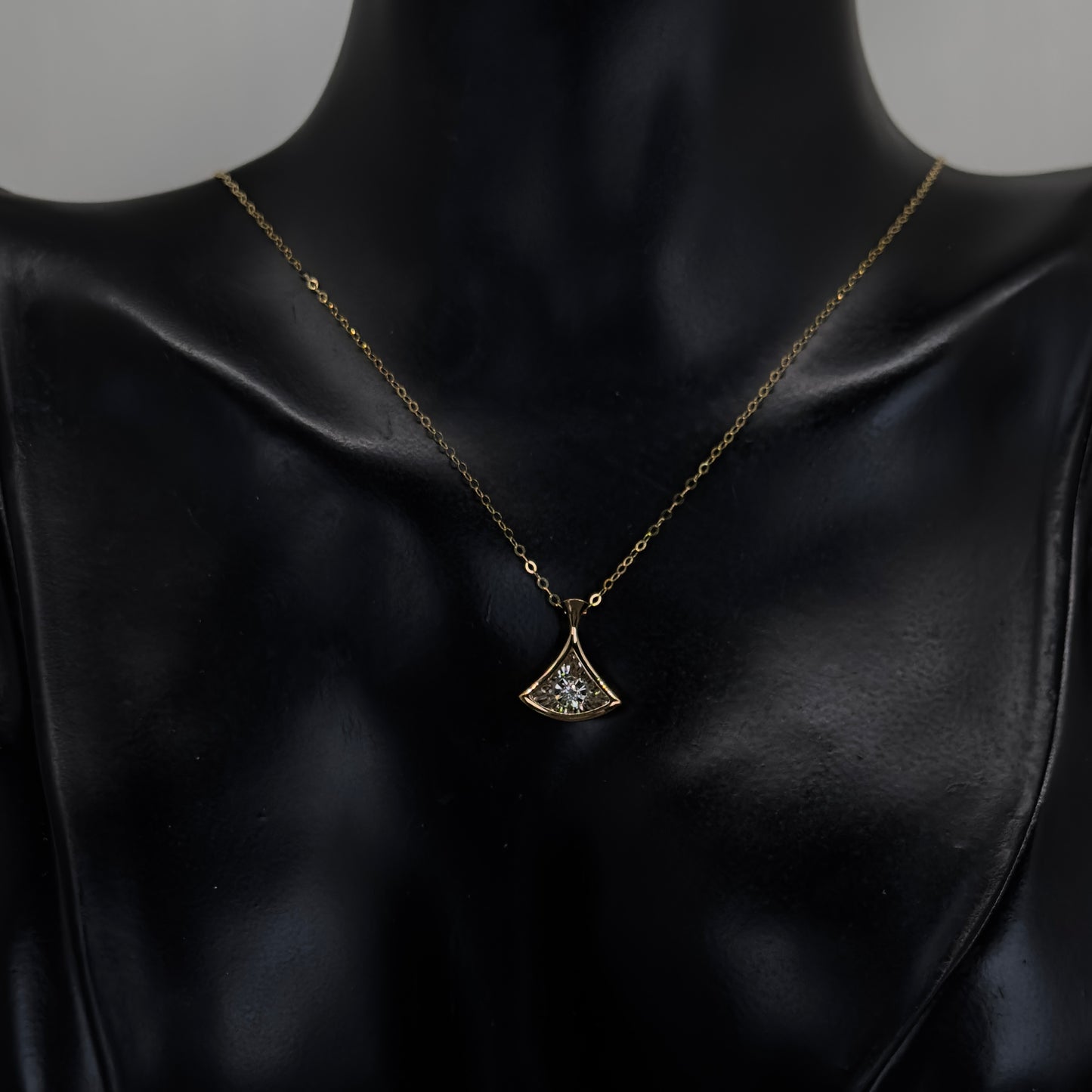 عقد الألماسة الراقصة من الذهب 2