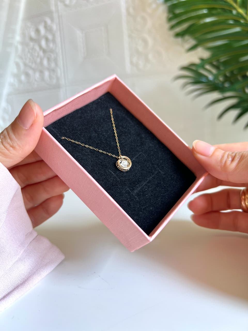 عقد الالماس والذهب عيار 18  راقصة