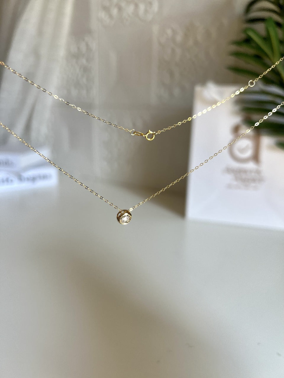 عقد من  الالماس والذهب راقصة